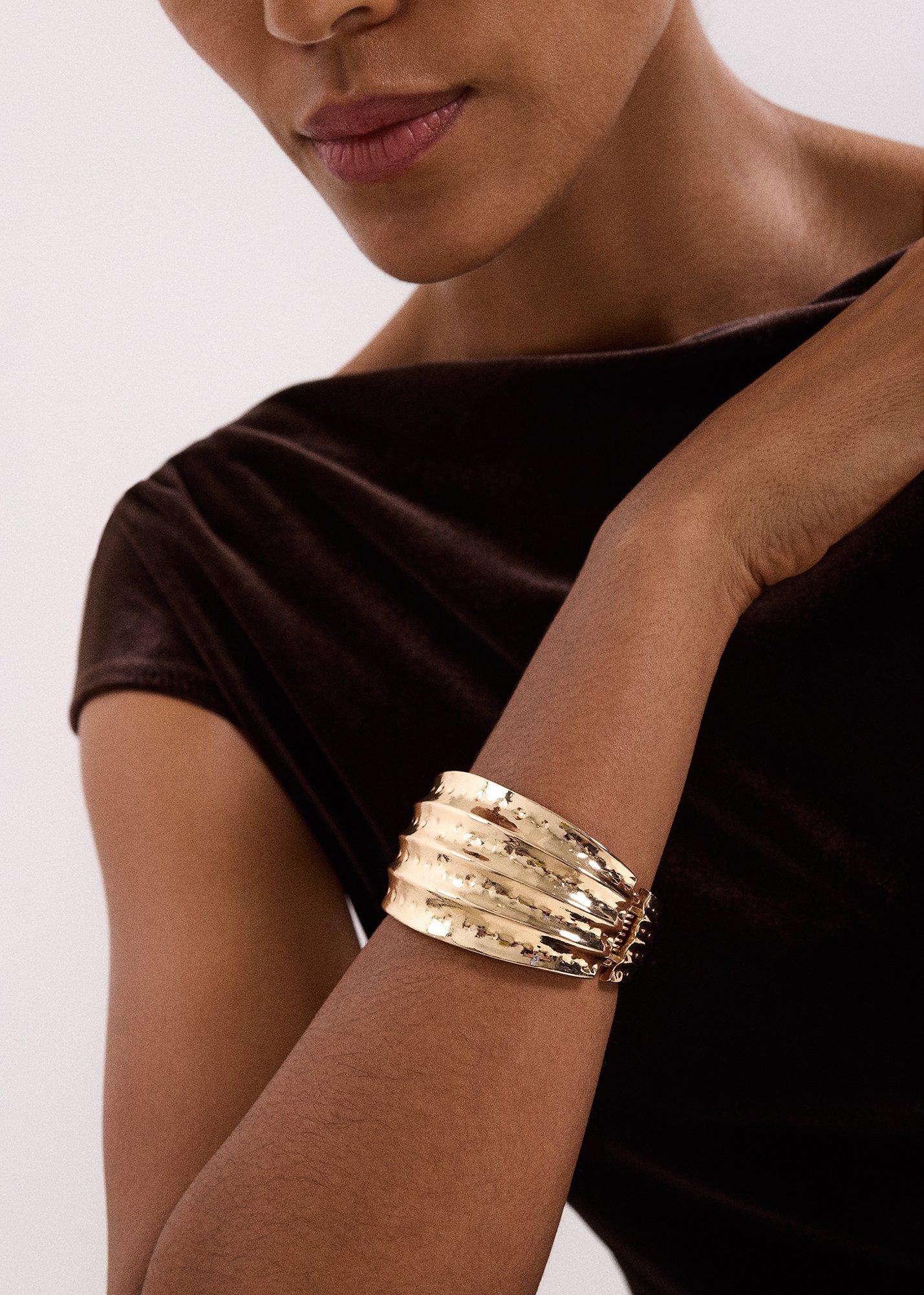 ${product-id}-Cuff Bracelet-Gold-${view-type}
