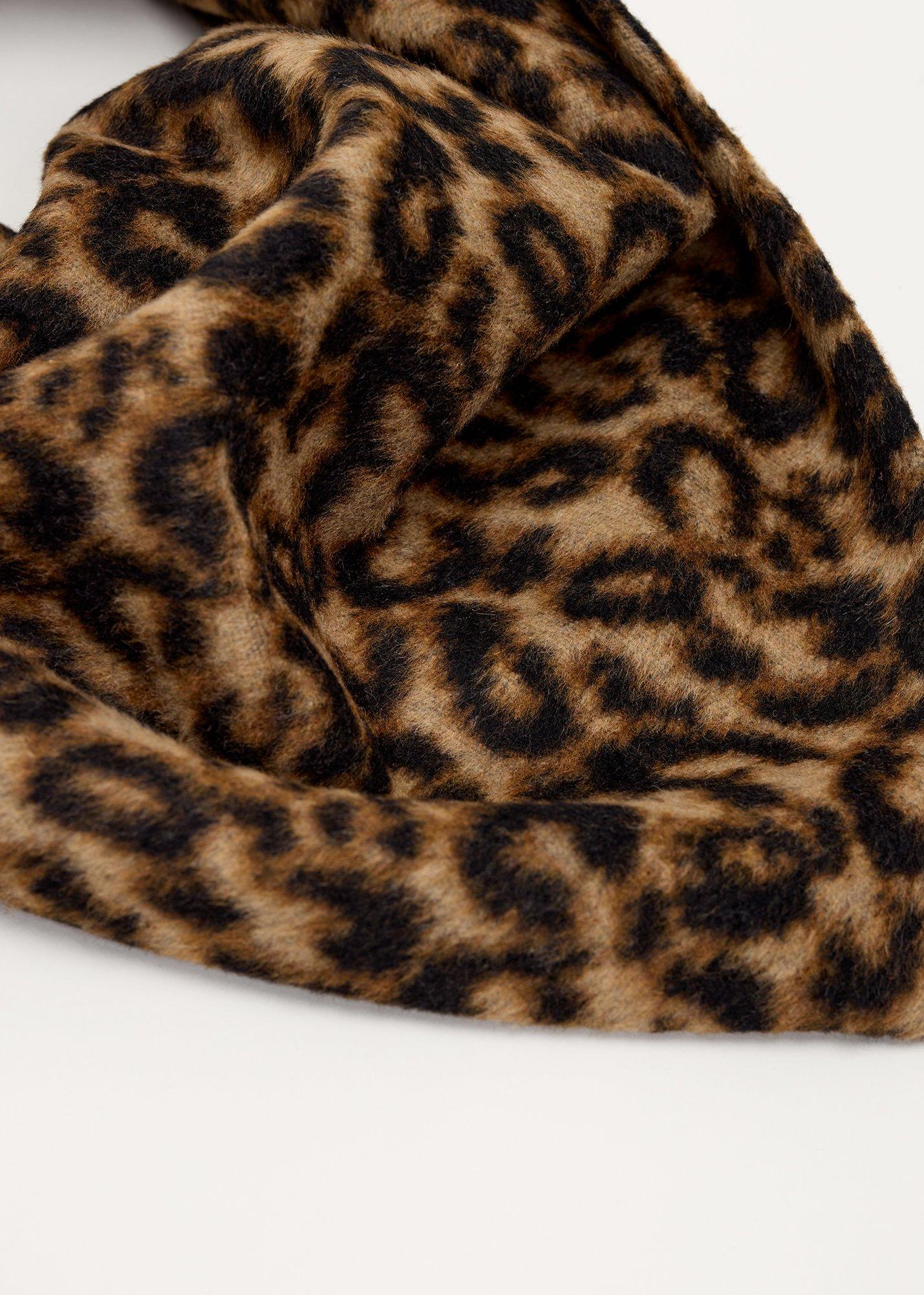 leopard-print-neck-scarf