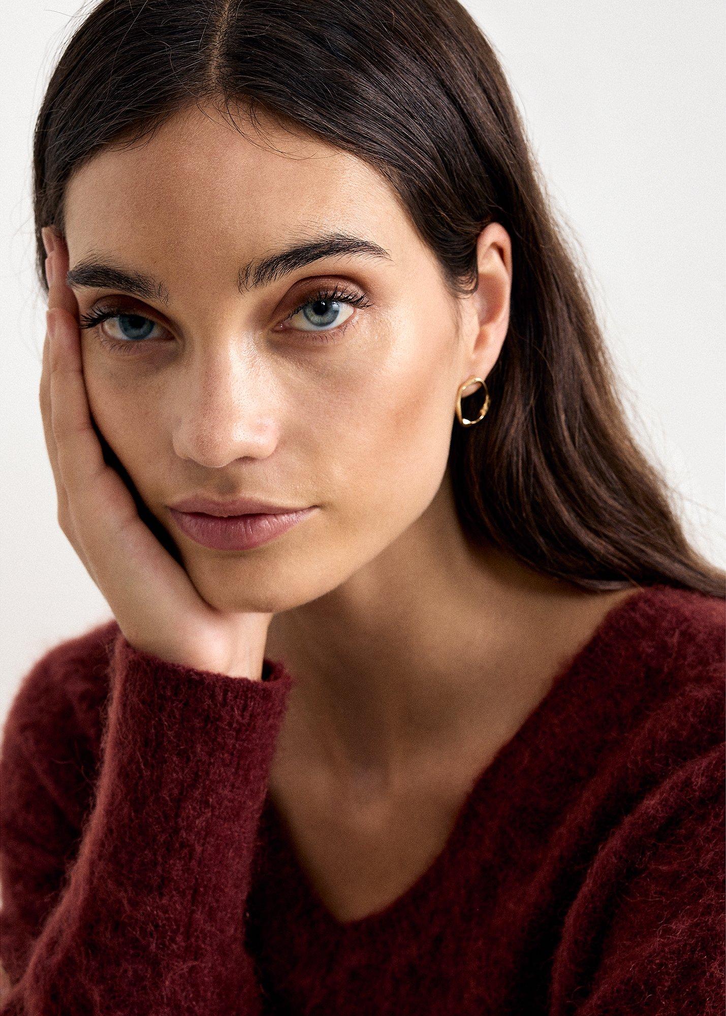 gold-delicate-circle-stud-earrings