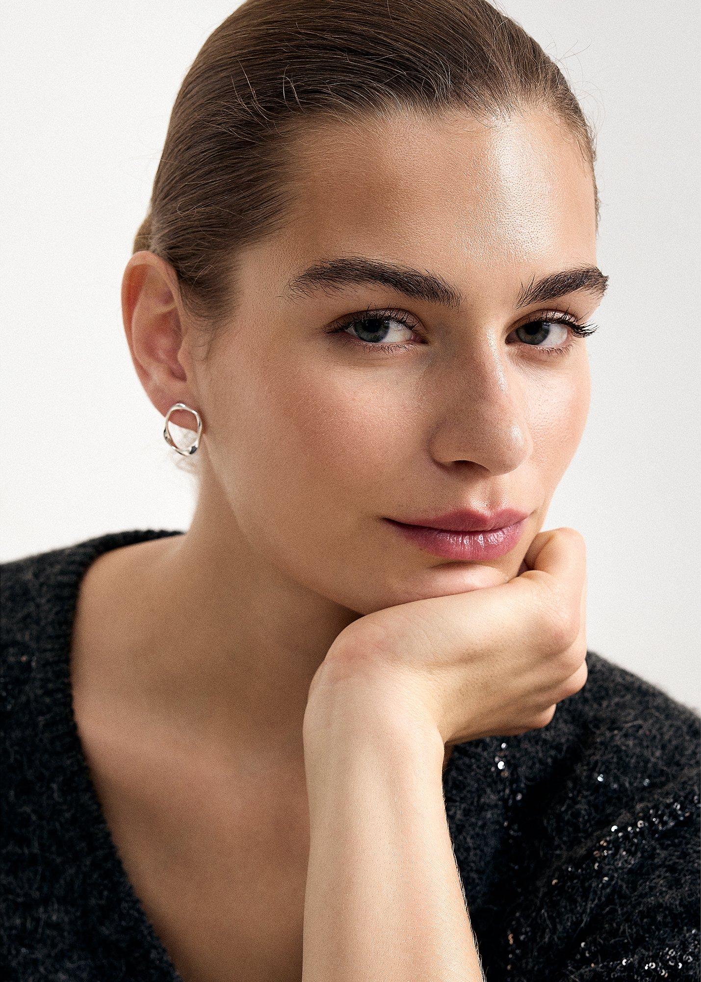silver-delicate-circle-stud-earrings