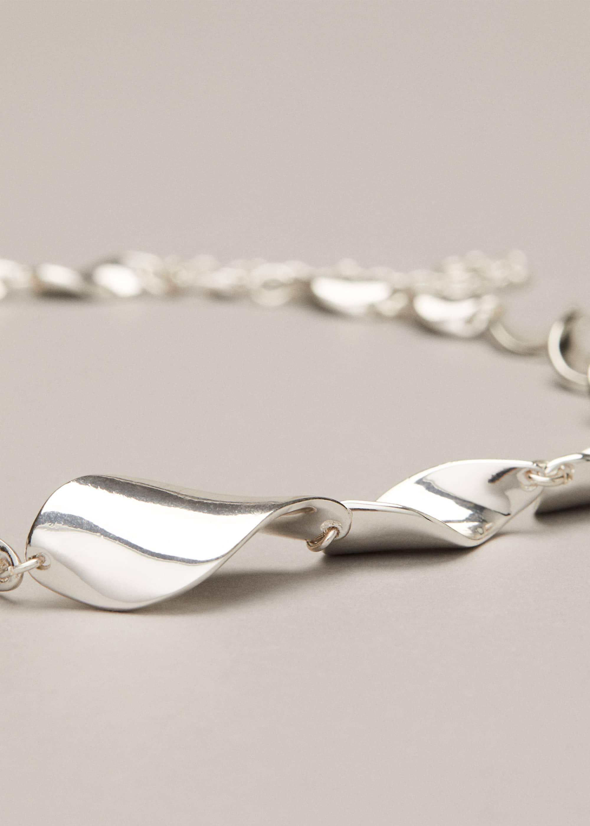 Cam Twisted Leaf Necklace