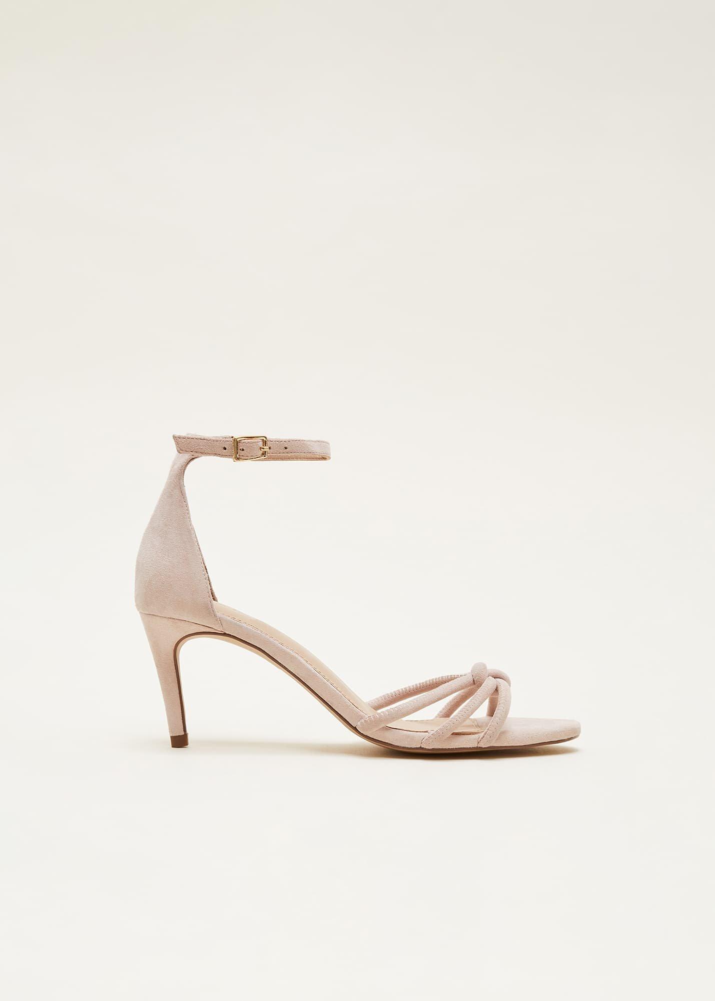 Geknotete, kaum sichtbare Wildledersandalen